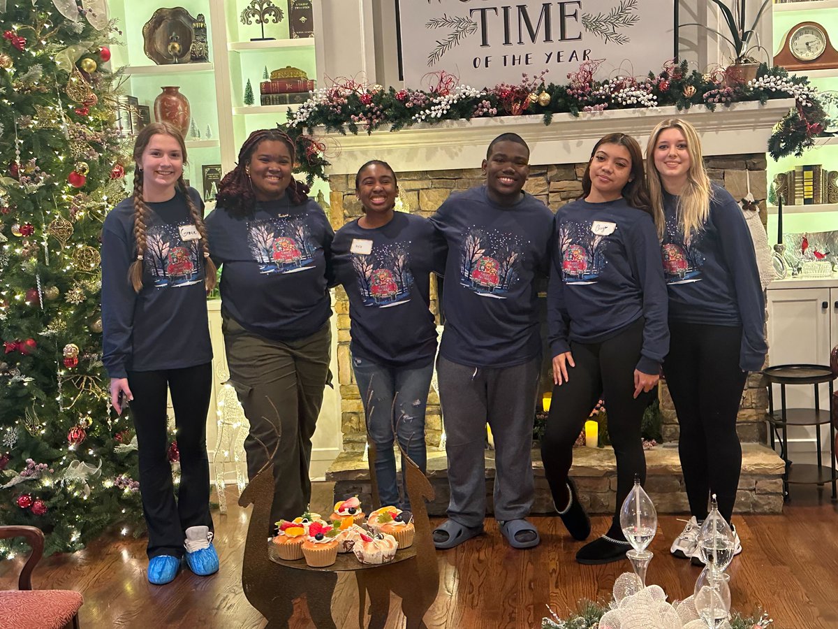 mcintosh_trail's tweet photo. This weekend, members of McIntosh Student Media served the local community by volunteering at Tour of the Homes on Dec. 8.  📷by Madison Hines #TracktheTrail https://t.co/oRyS1ffint