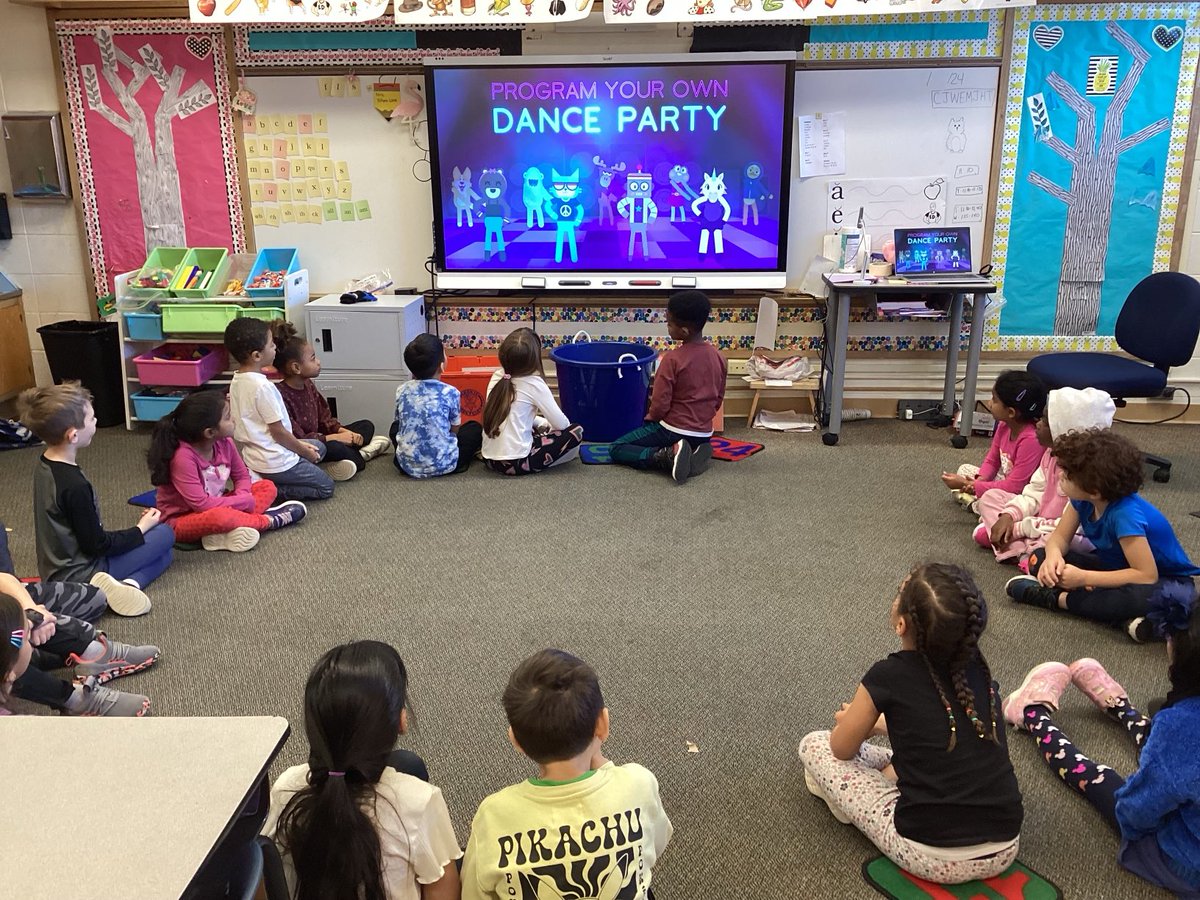 RockinRoom5's tweet photo. #HourOfCode starts now! #STEMD69 https://t.co/cjvycIjCld
