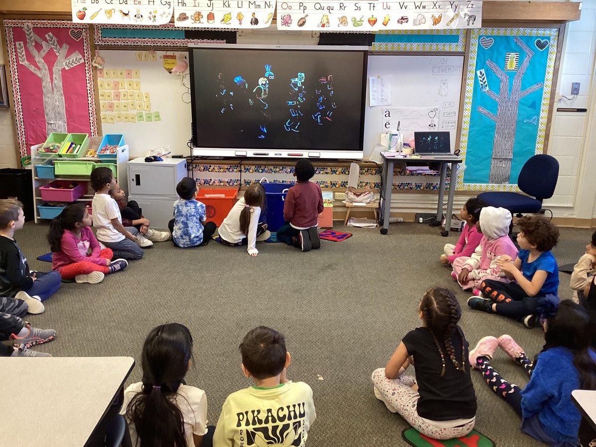 RockinRoom5's tweet photo. #HourOfCode starts now! #STEMD69 https://t.co/cjvycIjCld