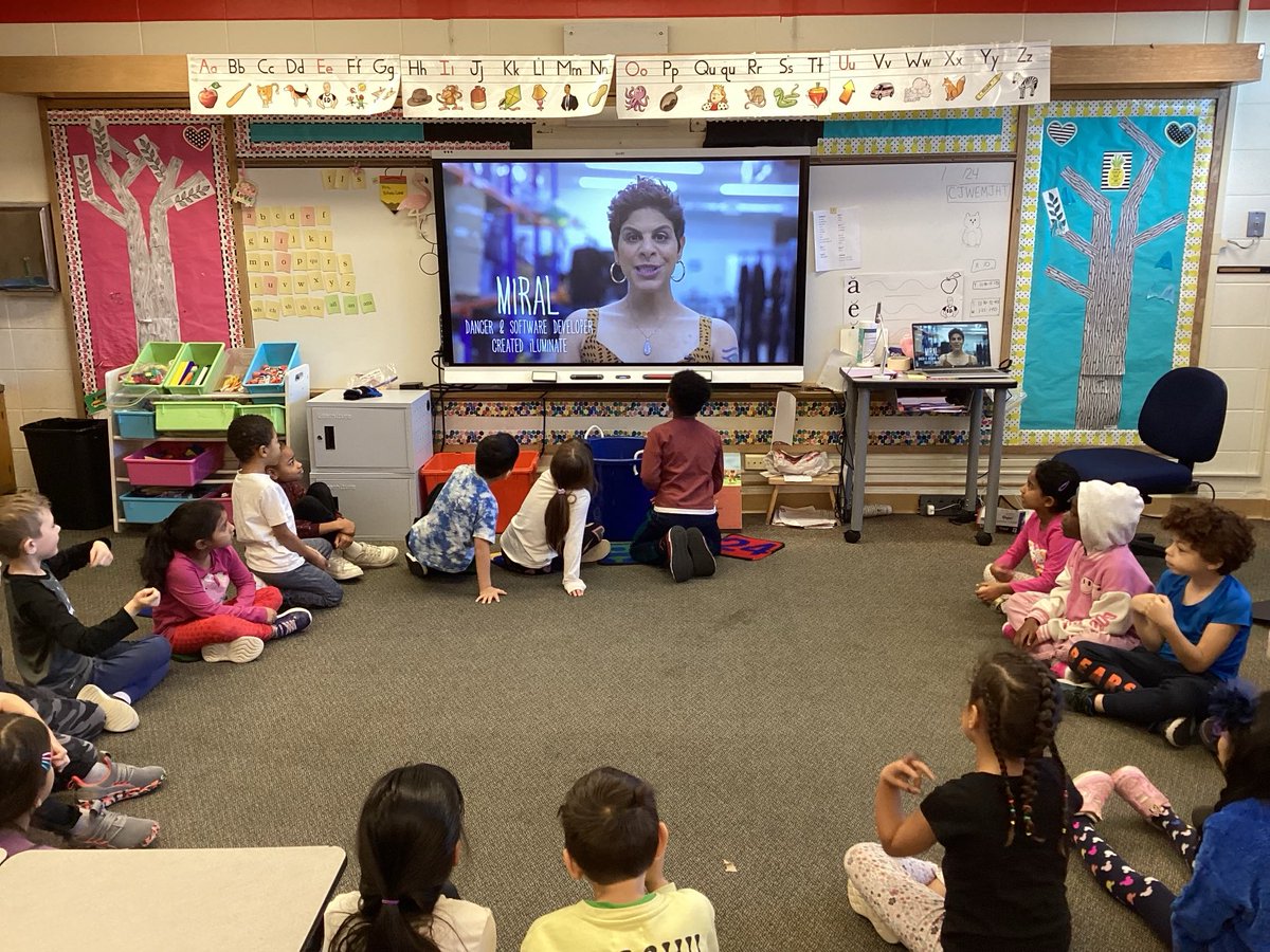 RockinRoom5's tweet photo. #HourOfCode starts now! #STEMD69 https://t.co/cjvycIjCld