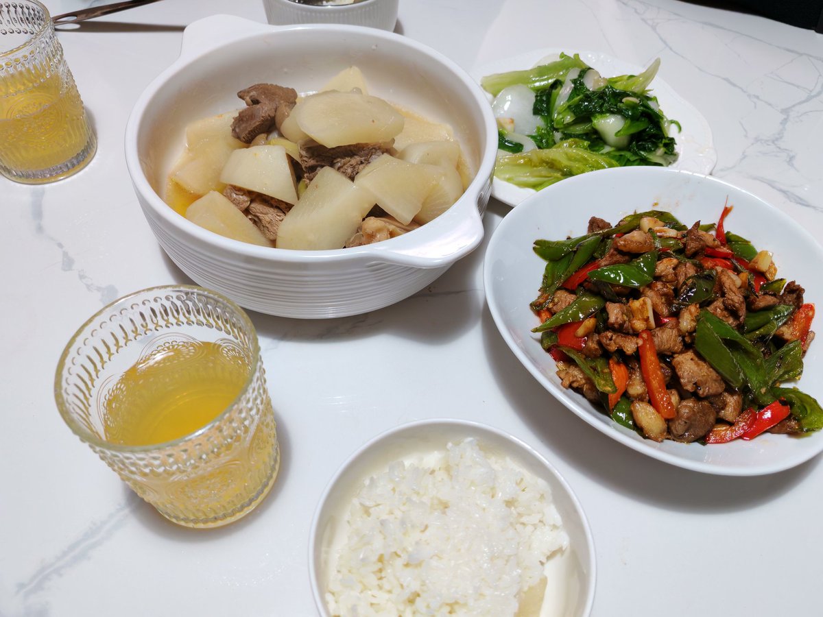 周一早上一觉睡过头了，突然想干脆请个假吧，接下来工作上的内容又有些许的变化，就当一天的过渡。于是得到了非常开心的一天。中午去吃了好吃的面，买菜回家处理食材，清理冰箱，泡杯咖啡阳台坐着，临时起意去办了ETC，一个人认真的去练了一个半小时球，回家做了好吃的晚饭。自由又有秩序的感觉真好。