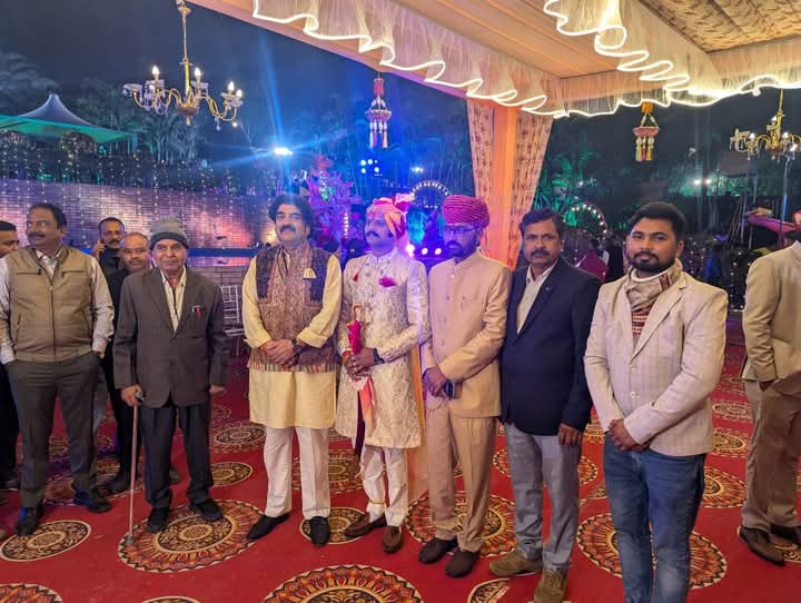 कल रात्रि को उदयपुर में स्व श्री विजय सिंह जी सारंगदेवोत ठि. (भुरकया खूर्द) के सुपुत्र के विवाह समारोह में सम्मिलित हूआ व शुभकामनाएं प्रेषित की।

<a href="/Sukhjinder_INC/">Sukhjinder Singh Randhawa</a> 
<a href="/Rutvik_Makwana_/">Rutvik Makwana</a> 
<a href="/Chiranjeev_INC/">Chiranjeev Rao</a> 
<a href="/PunamPaswanINC/">Punam Paswan</a> 
<a href="/GovindDotasra/">Govind Singh Dotasra</a> 
<a href="/SachinPilot/">Sachin Pilot</a> 
<a href="/TikaRamJullyINC/">Tika Ram Jully</a> 
<a href="/LalitTunwal/">Lalit Tunwal</a>
