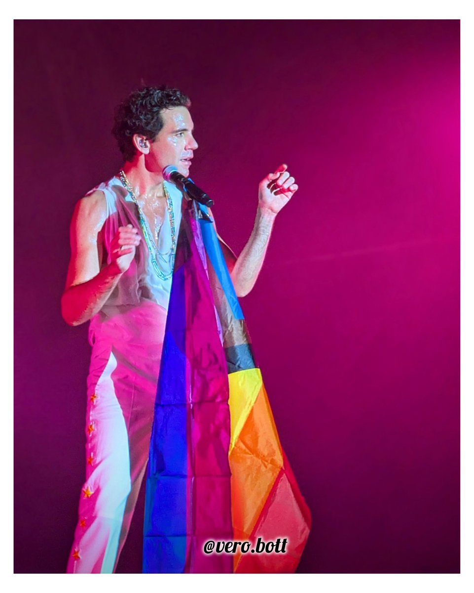 verobott's tweet photo. Some of my photos of @mikasounds from Las Palmas 🌈
Mika gave it all and so did the audience! Awesome vibes, awesome night, full of dancing, jumping, singing and smiles everywhere. Pure bliss.
Thanks a million as always 🙏❤️
#mika #mikasounds #mikafans #mikafanclub #laspalmas https://t.co/NKkoVeVcAz