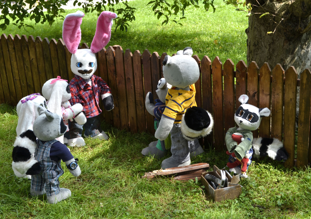 AcornNeighbors's tweet photo. Daddy worked hard to fix the fence! A scene from one of Acorn Neighbors' book. #acornneighbors #alicefaywilds #bunnies #stuffanimals #photography #nature #childrenbooks #raccoons https://t.co/kZRvrGBiOR
