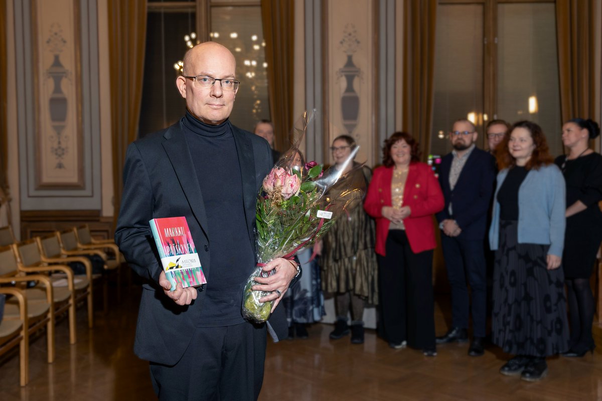 Savonia-kirjallisuuspalkinto v.2024 𝐌𝐚𝐫𝐤𝐤𝐮 𝐏𝐚̈𝐚̈𝐬𝐤𝐲𝐬𝐞𝐧 teokselle 𝐄𝐥𝐞𝐤𝐭𝐫𝐚 📚
#Kuopio'n kaupungin myöntämä 12.000€ arvoinen #Savonia-#kirjallisuuspalkinto jaettiin 9.12.2024 jo 36. kerran.
Kuopion kaupunki onnittelee lämpimästi! 👏🌹
👉kuopio.fi/2024/11/15/sav…
