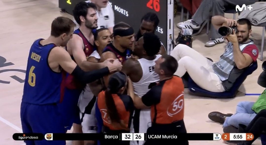 MBaskonistas's tweet image. - Ibaka placando a Osetkowsi por no querer rularle un canuto.
- Moneke buscando equipo por Instagram.
- Anderson enganchándose con Ennis porque pensaba que era Howard y podía tumbarlo fácilmente.
- Txus Vinoteta con trastorno de personalidad múltiple creyéndose Curry.
Doña ACB.