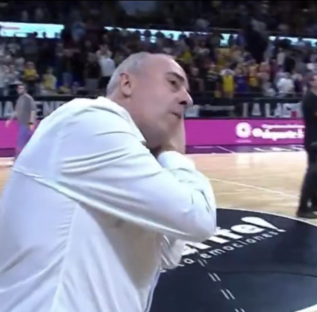 MBaskonistas's tweet image. - Ibaka placando a Osetkowsi por no querer rularle un canuto.
- Moneke buscando equipo por Instagram.
- Anderson enganchándose con Ennis porque pensaba que era Howard y podía tumbarlo fácilmente.
- Txus Vinoteta con trastorno de personalidad múltiple creyéndose Curry.
Doña ACB.