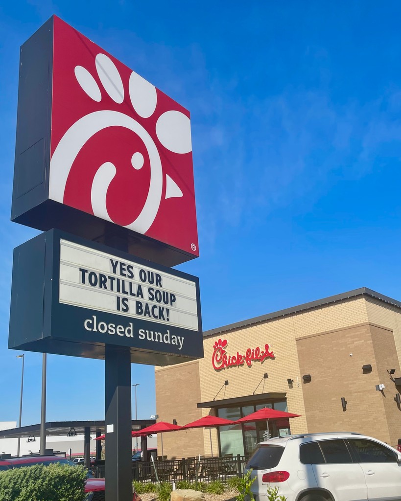 cfaalmeda's tweet photo. You read the sign! 😉 Stop by and order a Tortilla Soup to warm up your day! 🐮🥰

#food #houston #eatmorechicken #chickfila #takeout #catering #drivethru  #chickfilapp #cfa #cfahouston #homegrown #explore https://t.co/HGOAYzeZ26