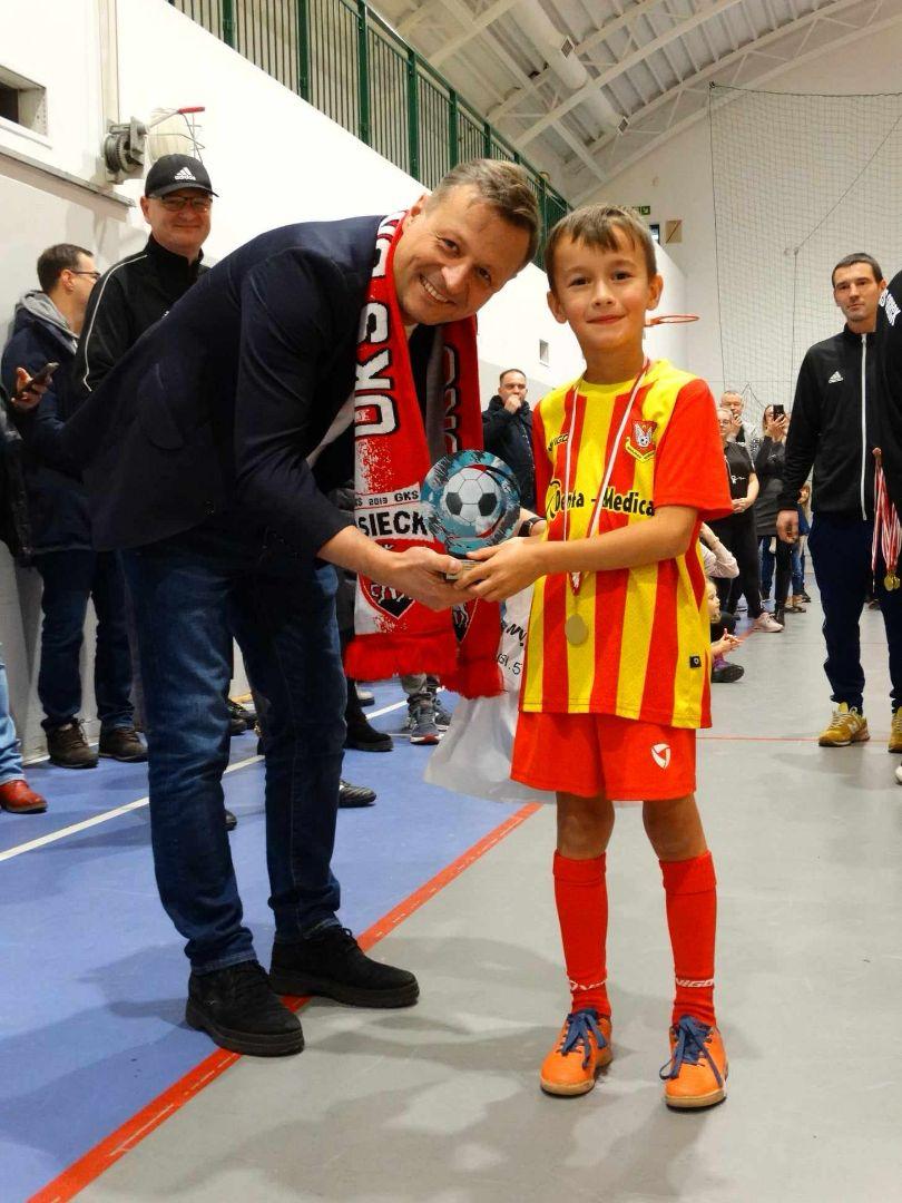 Wczoraj miałem przyjemność uczestniczyć w I turnieju z okazji przywrócenia praw miejskich miejscowości Osieck. Wydarzenie pełne emocji, sportowej rywalizacji i lokalnej integracji. 

Gratulacje dla organizatorów za świetną atmosferę i profesjonalne przygotowanie turnieju! ⚽🎉