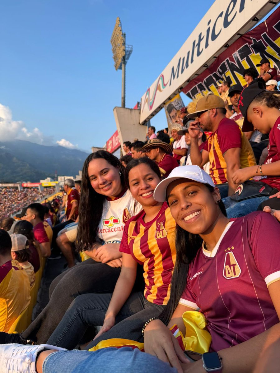 manuela_rc24's tweet photo. New Cabala: una costeña con 👕 del 🐷 cantando y celebrando con el Vinotinto. https://t.co/nwOMONzPlf