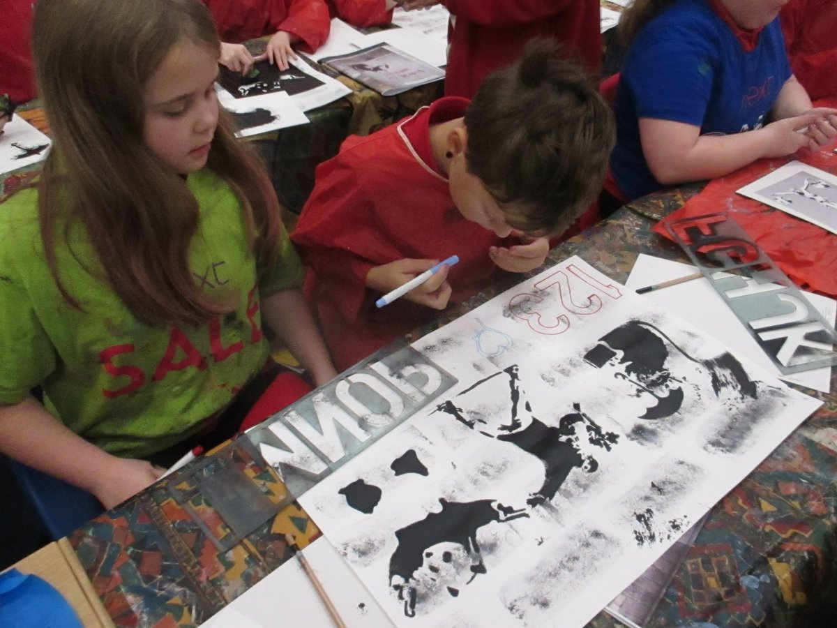 Shooting Stars had the pleasure of experiencing art with stencils and acrylic paint, to create graffiti style art inspired by Banksy. They worked collaboratively to design their own wall , after a discussion on graffiti and street art. #Luckwell <a href="/ExcaliburAT/">Excalibur Academies Trust</a> 🫶