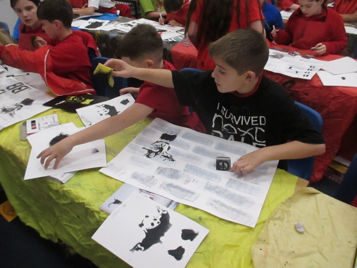 luckwellprimary's tweet photo. Shooting Stars had the pleasure of experiencing art with stencils and acrylic paint, to create graffiti style art inspired by Banksy. They worked collaboratively to design their own wall , after a discussion on graffiti and street art. #Luckwell @ExcaliburAT 🫶 https://t.co/od4rkwRJ6l