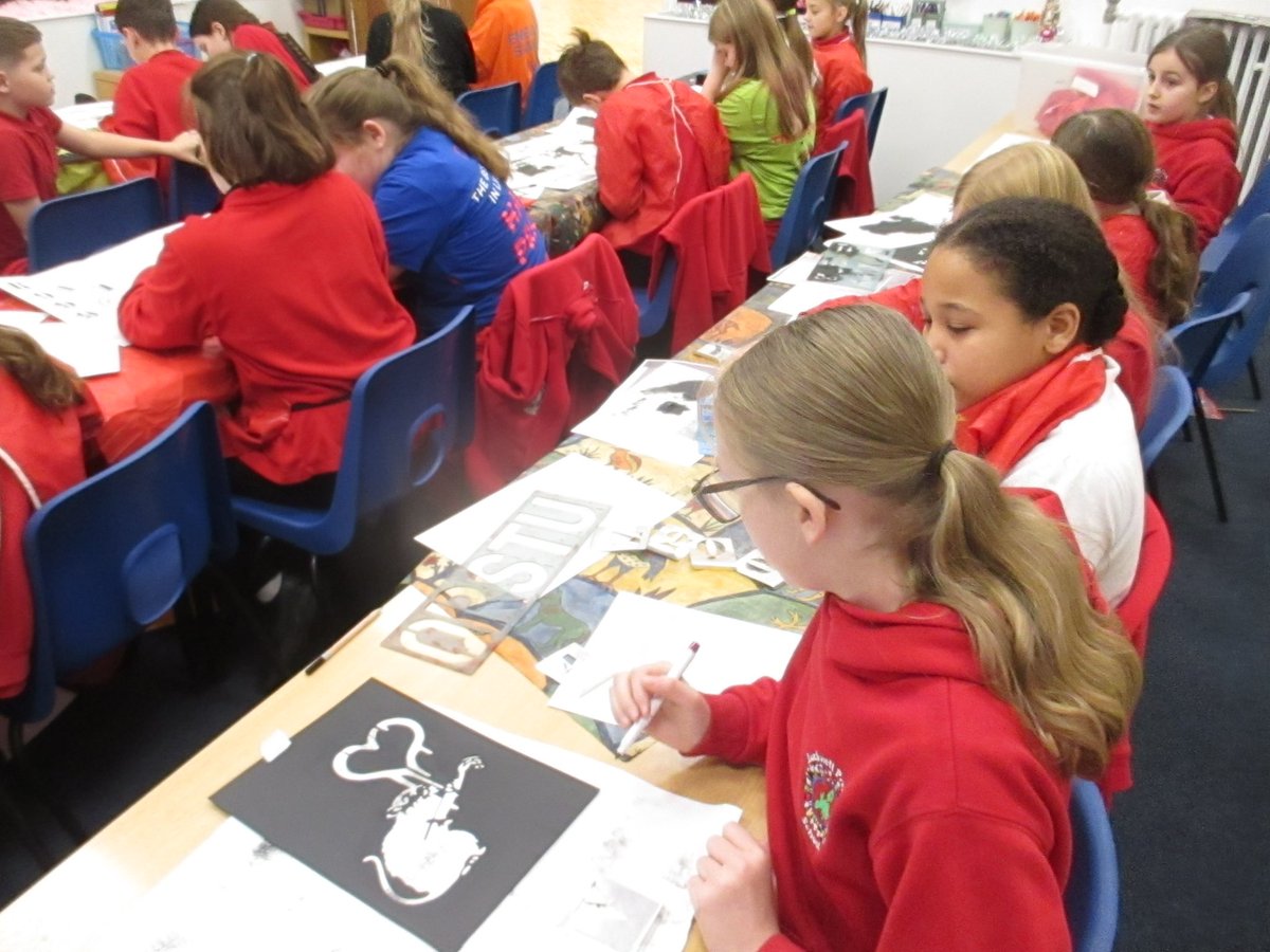 luckwellprimary's tweet photo. Shooting Stars had the pleasure of experiencing art with stencils and acrylic paint, to create graffiti style art inspired by Banksy. They worked collaboratively to design their own wall , after a discussion on graffiti and street art. #Luckwell @ExcaliburAT 🫶 https://t.co/od4rkwRJ6l