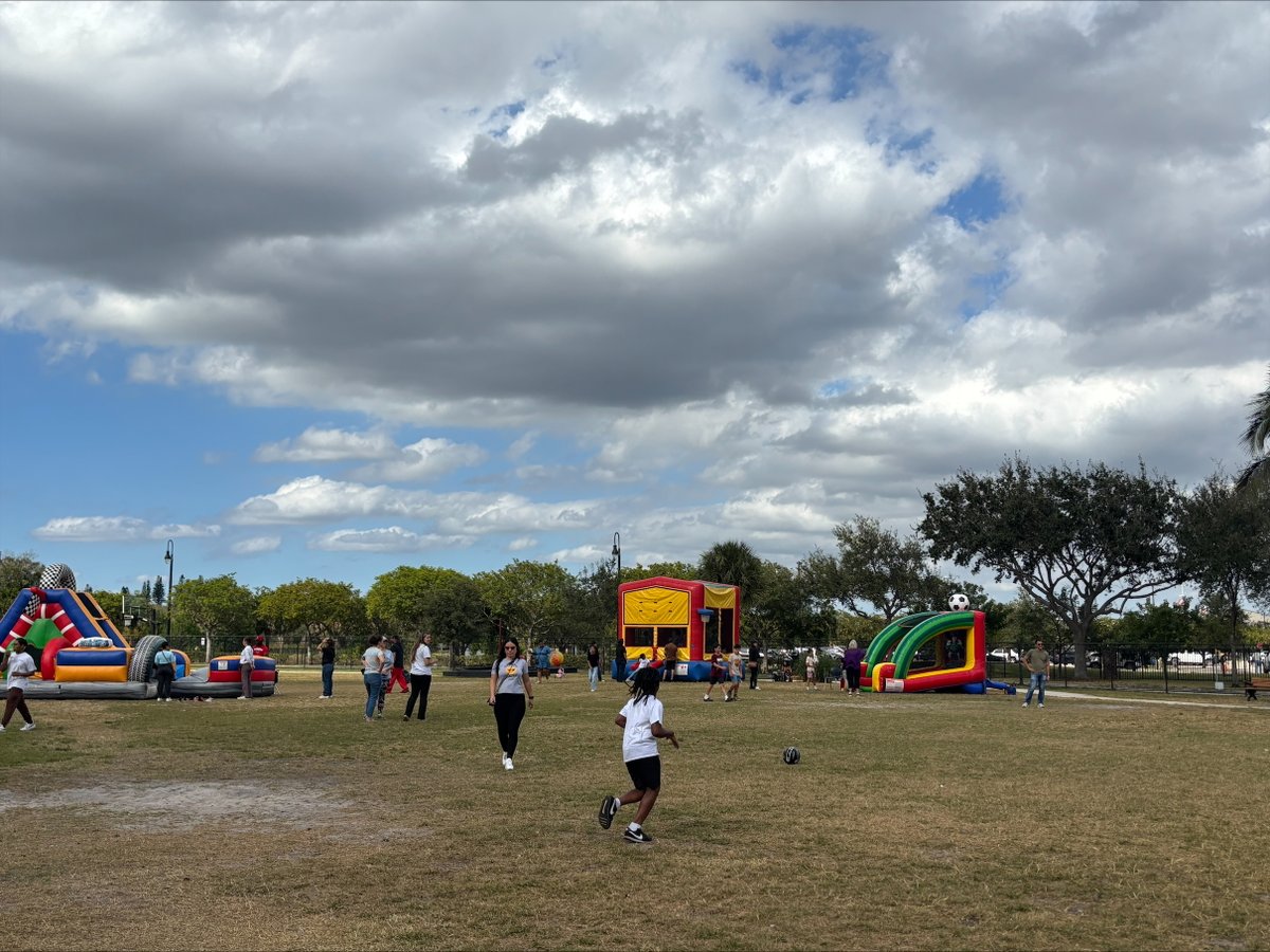 FranklinCharter's tweet photo. ☀️Beautiful day at our Cooper campus!💙🪁💛🪁💙
Our school family came out for some quality time at our first Winter Family Picnic!  🛝⚽️🧺 https://t.co/ddtgDfiOTo
