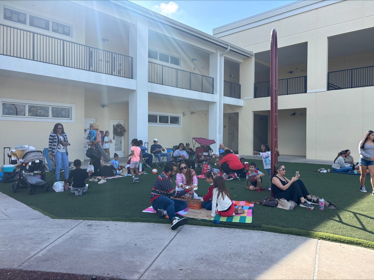 FranklinCharter's tweet photo. ☀️Beautiful day at our Cooper campus!💙🪁💛🪁💙
Our school family came out for some quality time at our first Winter Family Picnic!  🛝⚽️🧺 https://t.co/ddtgDfiOTo