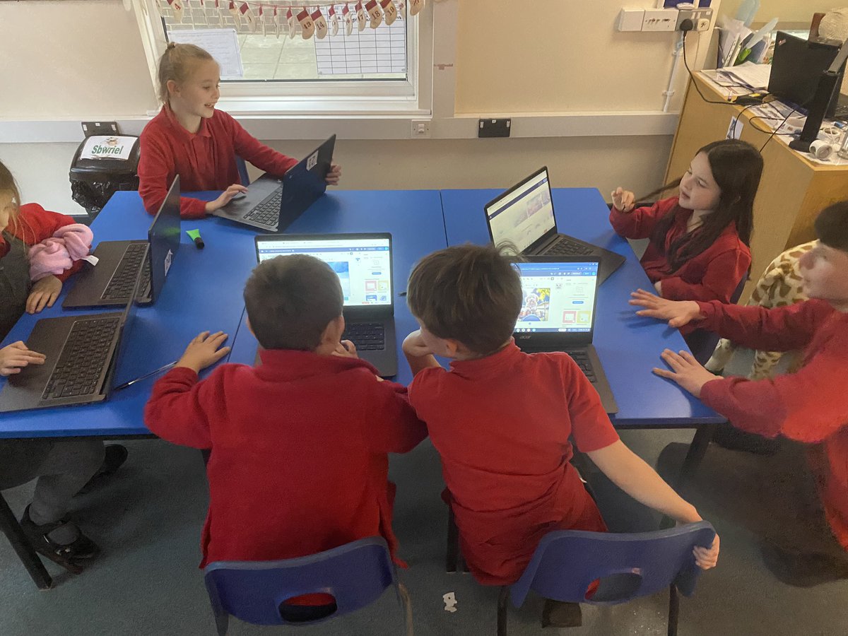 MrsMHallsPYG's tweet photo. Nadolig yn arbrofi gydag Adobe. Wedi’i hyfforddi gan y Dewiniaid Digidol. Experimenting with adobe to produce Christmas cards and backgrounds; trained by our Digital Wizards. 🎄🎅🏻 https://t.co/z9WdwqZRnt