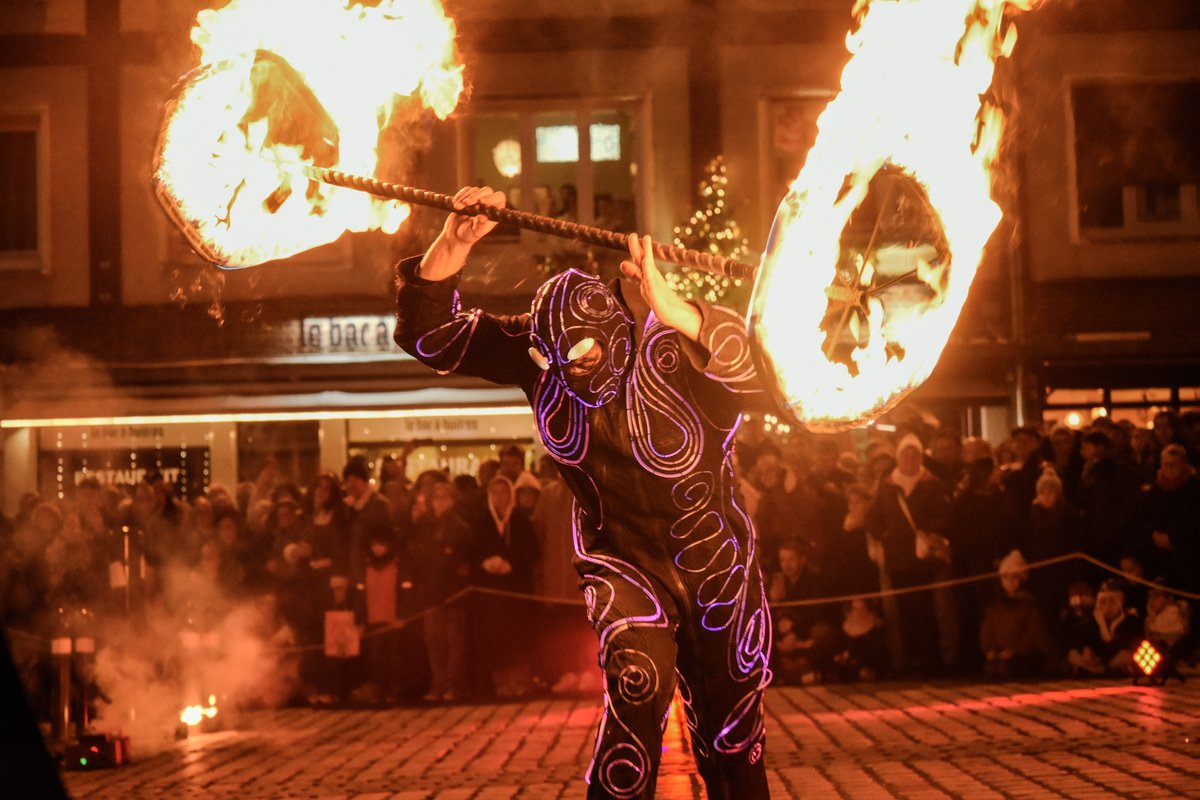 Vendredi, le Beffroi s'est littéralement enflammé 🔥

Un dragon et des êtres lumineux nous ont entraîné dans une symphonie explosive 💥

Un grand bravo à la Compagnie EliXir pour ce show inoubliable. Rdv ce 13 décembre pour la prochaine représentation ! ✨

#marchedenoel #amiens