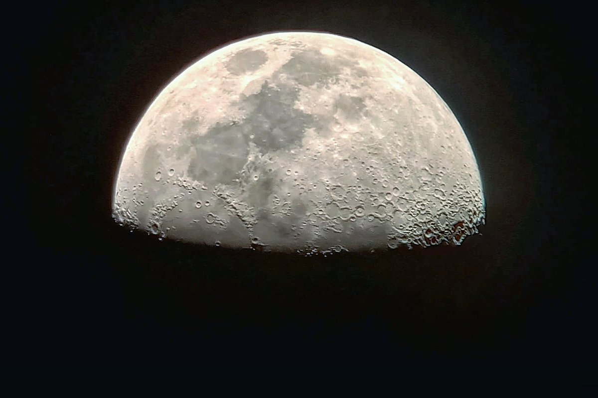 ThisuliA's tweet photo. How to not obsess when she looks this pretty?❣ 

#CapturedByMe📸 
09/12/2024
20:00 PM 🕗
Godagama, Sri Lanka🇱🇰
🌓🔭 

#Moon #MoonLover #Luna #LunaLover #Astronomy #Astrophotography #AstroLover #Space #SpaceLover #Nature https://t.co/f7bYTL9fhi