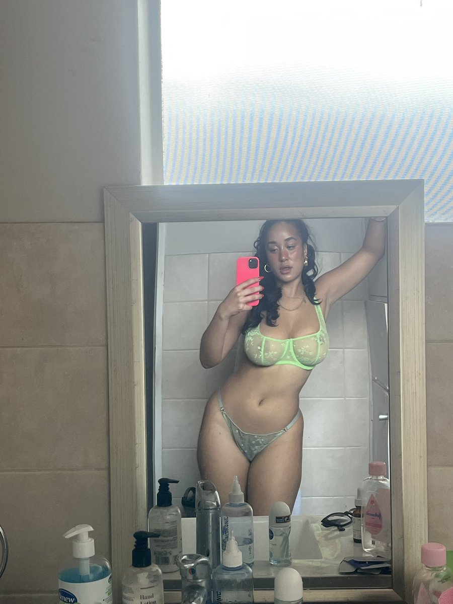 yourafrobitch's tweet photo. Do you like it from the front or the back? https://t.co/0s9r48oNF4