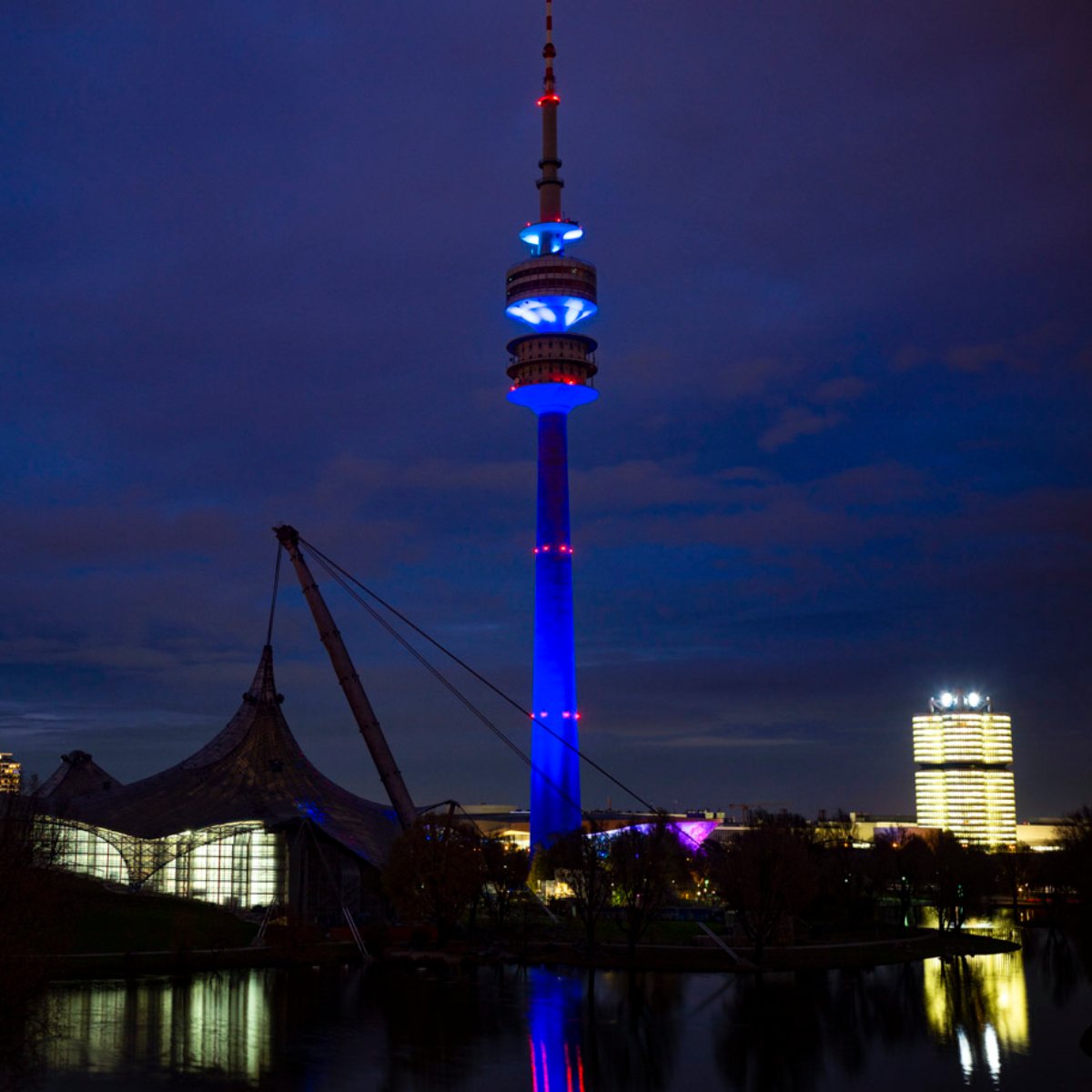 OLYMPIAPARK's tweet photo. 🚨 Turmbeleuchtung am 10.12. 🚨

Zum morgigen #TagderMenschenrechte leuchtet der #Olympiaturm (ähnlich wie auf diesem Foto) gemeinsam mit der Paulskirche in Frankfurt in der Farbe der #VereintenNationen und setzt ein Zeichen für die Achtung der Menschenrechte weltweit.

@hrw_de https://t.co/eYtR9YTnnf