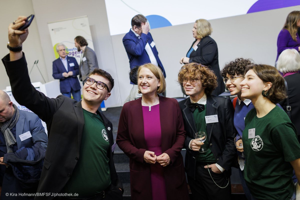 Beim 9. Deutschen EngagementTag betonte Lisa Paus:

"Demokratie braucht Menschen, die sich aktiv einbringen. Mit der Engagementstrategie schaffen wir die Grundlage für eine starke Zivilgesellschaft.“

Danke an alle Engagierten, die unser Land mitgestalten! 💪

#EngagementTag