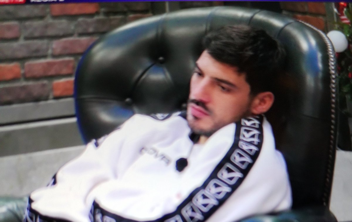 Maria42353055's tweet photo. La delusione del "coso"⬅️#fuorilorenzo perché non è riuscito a manipolare e #Javier risulta  migliore di lui
Fessacchiotto sei il #NULLACOSMICO
#GrandeFratello #FUORILORENZO #fuorishaila https://t.co/DQbbbDQMfL