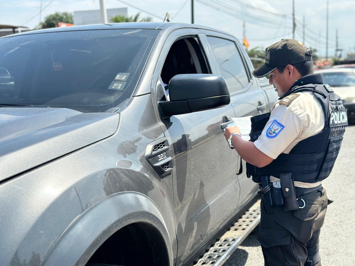 GuayasNews's tweet photo. ‼@PoliciaEcuador
 OPERATIVOS ANTIDELINCUENCIALES EN #ELORO

Unidades #policiales realizan controles a personas, #automotores y #motocicletas en los sectores de mayor índice delictual de los cantones de #SantaRosa y #Huaquillas, #ElOro
https://t.co/h06kl9TTND