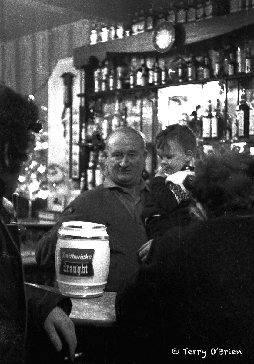 Altough there was a small pub behind Johnny Eoin Bhiddy’s shop from 1962. It wasn’t until 1974 that #TheCompass opened in its current form. Our #Compass50 party take place on Dec 21st
Here’s a pic from that small bar with Owen Johnny &amp; the current proprietor! #CraicAgusOl