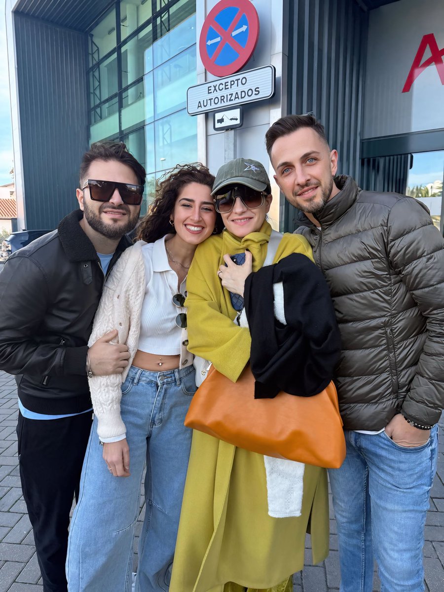 96Pausini's tweet photo. Perché una vita sola non può bastare.
 Sei l’essenziale 🥰
 Ti voglio bene @LauraPausini  🥰 https://t.co/svWDeexBP1