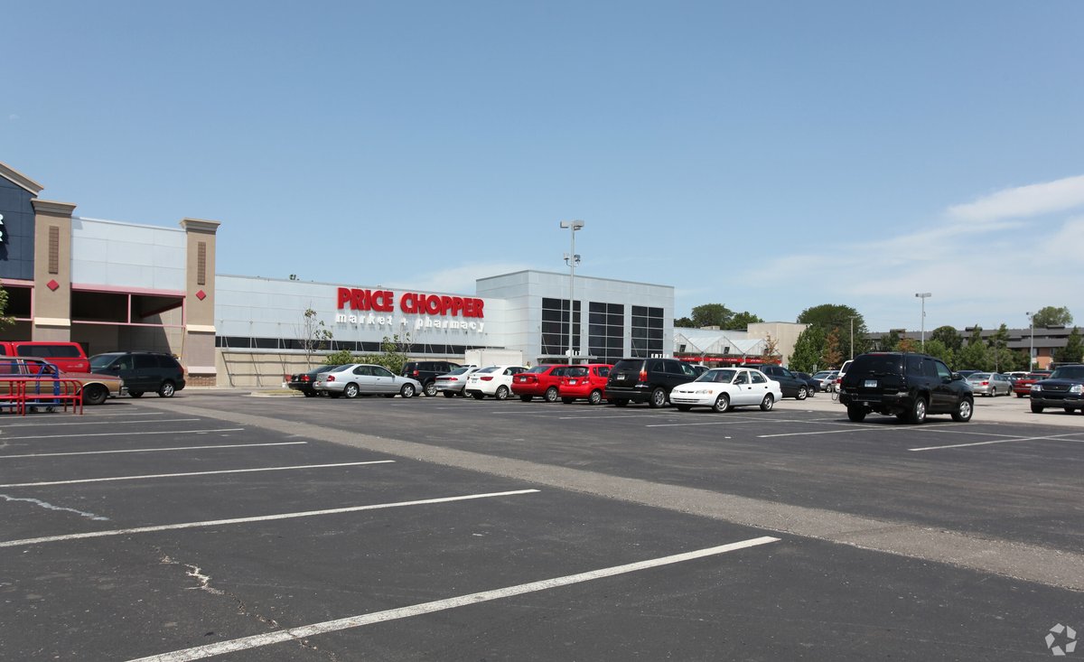 Join a dynamic community anchored by Price Chopper and Lowe's, with neighboring retailers like Walmart, Aldi, and Walgreens! Offering visibility to over 22,000 cars per day, this space is perfect for businesses seeking high traffic! bit.ly/4eNUt99