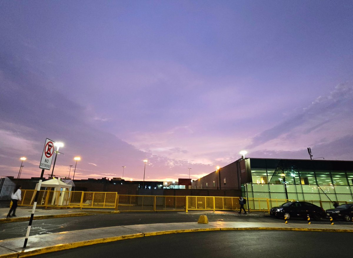 jinjinier's tweet photo. Yesterday at the airport I got this beautiful view. The sky was so pretty 💜🩷 https://t.co/wrCf95JAd6