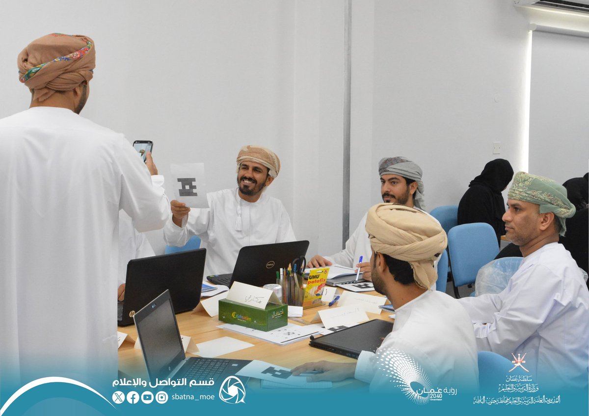 EduGovSbt's tweet photo. يُنفذ مركز التدريب البرنامج التدريبي (الذكاء الاصطناعي في التعليم) مستهدفا معلمي تعليمية المحافظة من جميع التخصصات (المجموعة الأولى) والذي يهدف إلى تزويد المشاركين بفهم عميق للذكاء الاصطناعي وتطبيقاته في التعليم، مثل الخوارزميات وتعلم الآلة، والتعلم العميق، وكيفية استخدام هذه الأدوات لتنظيم وتحليل بيانات الطلاب وتحسين أساليب التدريس.
البرنامج  يتضمن جلسات عملية وتطبيقات حية لأدوات الذكاء الاصطناعي، بالإضافة إلى استراتيجيات متقدمة مثل هندسة المطالبات التي تساعد المعلمين  على التفاعل الذكي مع الأنظمة التعليمية، وتقديم تغذية راجعة مخصصة للطلاب بناء على أدائهم الفعلي.
 وعليه  سيكون المتدربون قادرين على تطبيق الذكاء الاصطناعي في التدريس التفاعلي
واستخدام أدوات التقييم التكيفي لتقديم تغذية راجعة فورية وشخصية وكذلك تصمیم خطط دراسية تعتمد على التعلم الآلي وتلبية احتياجات الطلاب الفردية فضلا على تمكنهم من تنظيم وتحليل البيانات التعليمية لضمان اتخاذ قرارات مستنيرة.
#فعاليات_تعليمية_جنوب_الباطنة