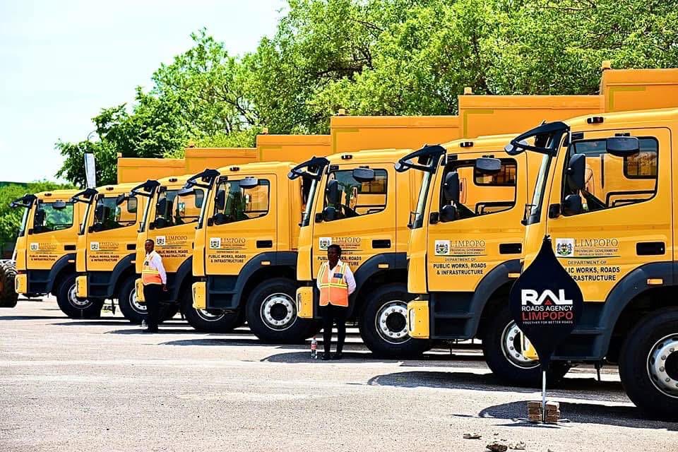 PhophiRamathuba's tweet photo. Building state capacity to provide services to its citizens. A sector at a  time. Today we handed over machinery &amp;equipments for roads maintenance be it Re graveling, revamping and also fixing of portholes. Since the launch of Dikgeregere Wednesday we already covered 31,5km🥰🥰😻 https://t.co/g0DRR41pvU