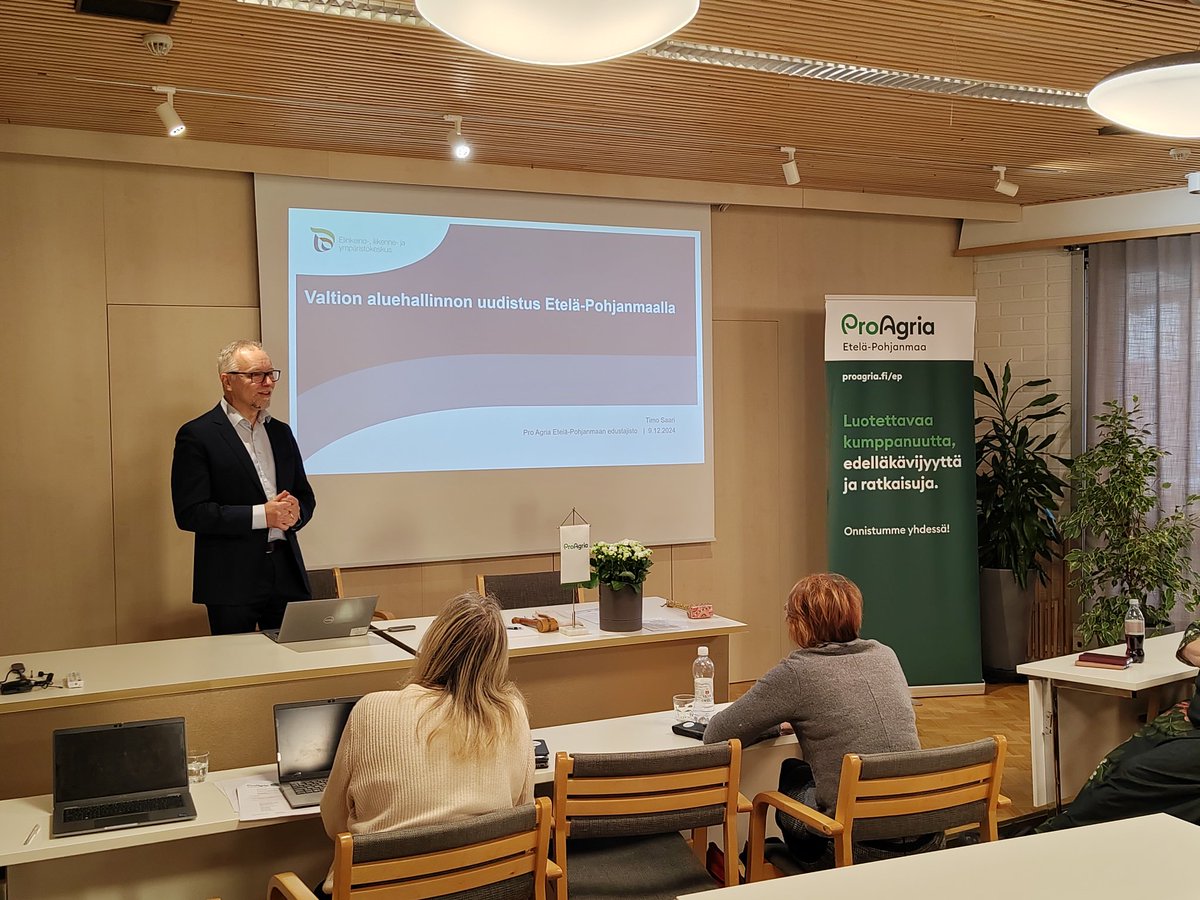 hhonkala's tweet photo. @ProAgria E-P edustajiston syyskokous oli tänään Seinäjoella. Sääntömääräisten asioiden lisäksi kokouksessa jaettiin Etelä-Pohjanmaan Maanviljelysseuran säätiön tunnustuspalkinnot (https://t.co/fceQVnBgIh). Kokousesitelmän piti @TimoTapaniSaari valtion aluehallintouudistuksesta. https://t.co/KLO26AjELW