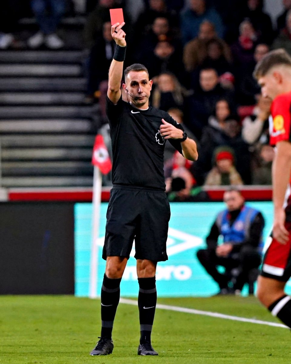 O árbitro David Coote foi despedido da Premier League após terem surgido vídeos onde insultou o Liverpool, insultou Klopp e snifou uma linha.