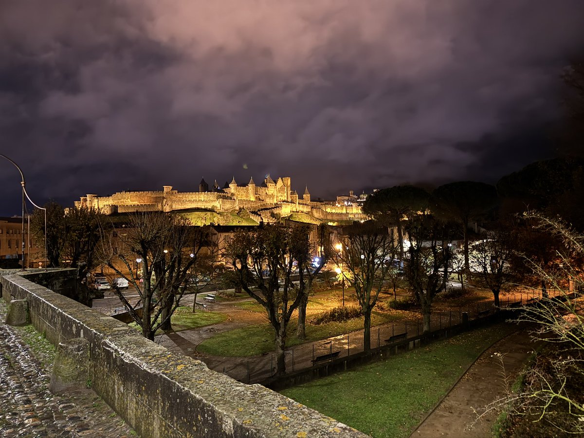ignacioarilla's tweet photo. Puente de desconexión en Carcassonne. 
Donde fuiste feliz siempre regresarás. https://t.co/a0M6cbKpnB