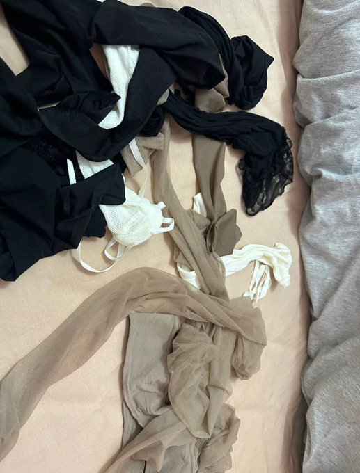整理了一下房间，好多夏天穿的旧丝袜和内衣内裤 扔掉好可惜