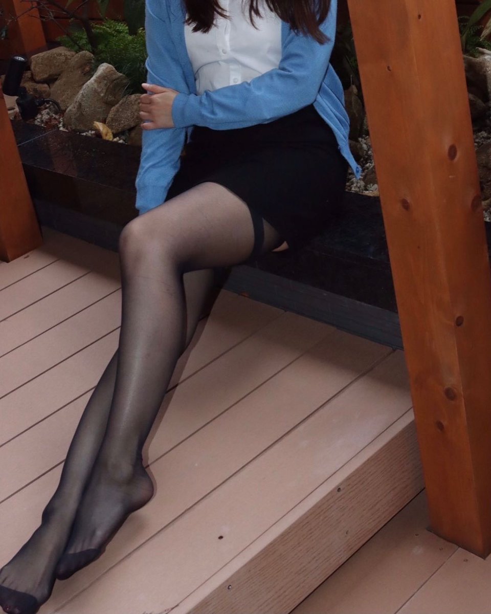 ちょっとお友達と外出

ってとんでもなく寒いんだけど

パンプス脱がなくても寒いのに

スースーどころじゃないよ💦

ブーツの季節というか

もう女子も  脚だすのやめる時代？🥲