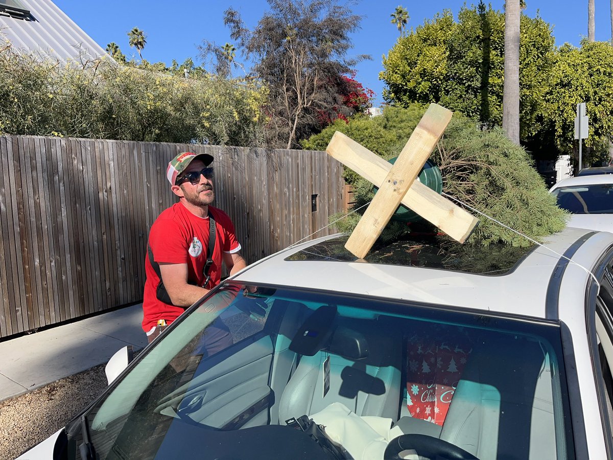 DevineNews's tweet photo. Christmas came early for former foster youth (and their children). #ASenseOfHome hosted yet another Christmas party in keeping this community together.

Amazing gift donation of #ChristmasTrees by  #rudyschristmastrees 🎄 https://t.co/SFhRaDKE7k