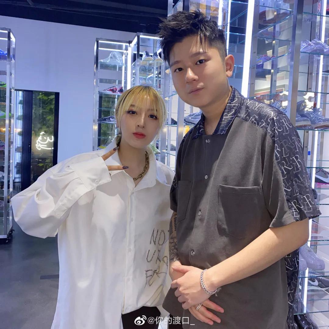 samlam0427's tweet photo. 听说口子姐海南开演唱会，难道要重新復出了吗？我们回顾一下他以前干过的事情。https://t.co/vwO7XljyNy
#口子姐 #性感 #露出诱惑 https://t.co/RaIvXKucDO