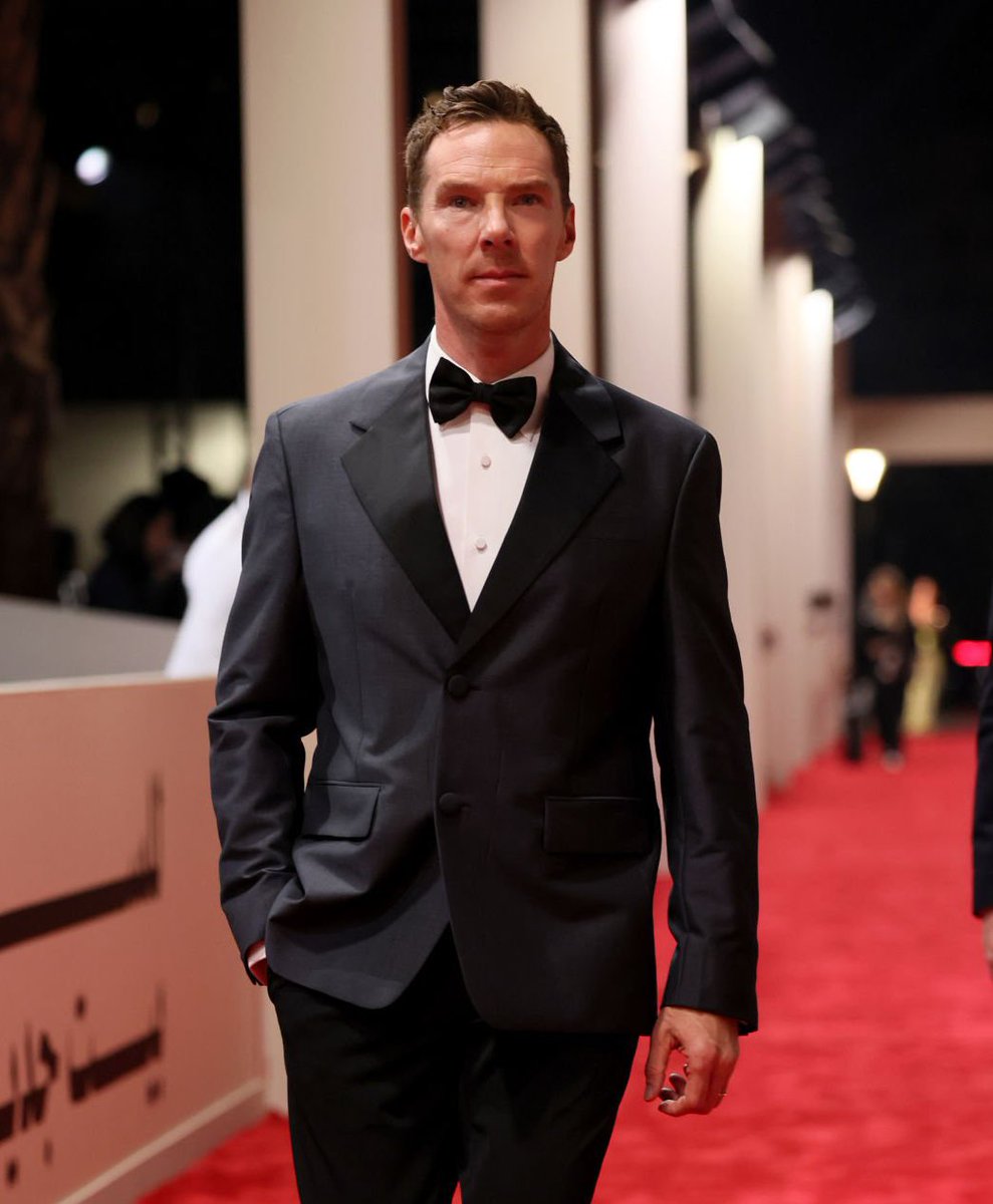 SmilingBenedict's tweet photo. Benedict Cumberbatch on the red carpet for a screening of WE LIVE IN TIME at the Red Sea Film Festival. He served as an executive producer under his production company, SunnyMarch.

#RedSeaIFF24 https://t.co/VqITjdgFCQ