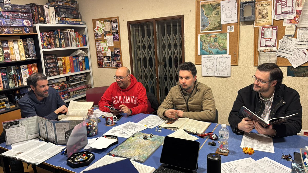 Domingo de #dnd5e en <a href="/club_dragom/">Club Dragom Jerez</a> by <a href="/EduardoDazRos/">Perfil desactivado</a>. Terminamos “El sino de Tammeraut” y empezamos la ultima historia, “Los Orzuelos”, de los #FantasmasdeSaltmarch. La verdad que ha sido una gran campaña, con una gran mesa y un espectacular "Soul Knife" XD