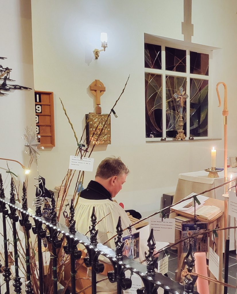 AnglicanUnion's tweet photo. Fr.Jamie @AnglicanUnion Europe leads #AdventLessonsandCarols at the Chapel of Christ the King at the Oratory at Whaley Hall UK. The Hall is an ecumenical retreat ministry serving the AU charism of Christian Unity. https://t.co/vBY21oFb4v