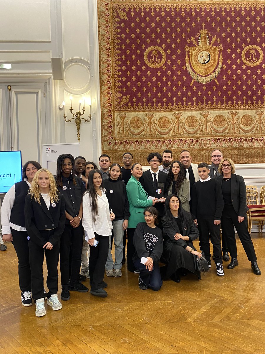 AcAmiens's tweet photo. Les élèves du collège Gabriel Havez de Creil, lauréats du Prix national de la #laïcité grâce à leur clip « Unis par leurs idéaux », ont été reçus au ministère de l’Intérieur. 
Bravo à eux ! 👏🏻
➡️ Vidéo à (re)découvrir ici : https://t.co/IZQp09uT58 https://t.co/5062WuvmuZ