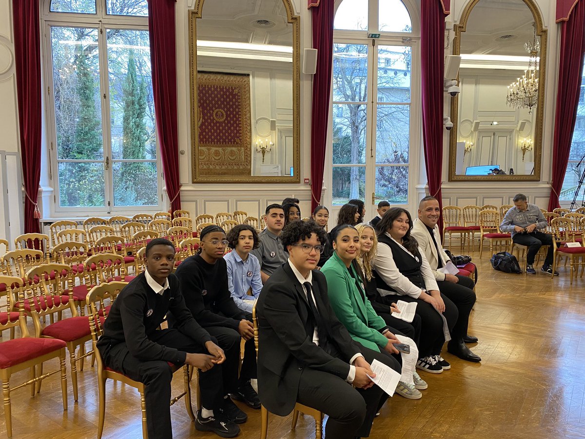 AcAmiens's tweet photo. Les élèves du collège Gabriel Havez de Creil, lauréats du Prix national de la #laïcité grâce à leur clip « Unis par leurs idéaux », ont été reçus au ministère de l’Intérieur. 
Bravo à eux ! 👏🏻
➡️ Vidéo à (re)découvrir ici : https://t.co/IZQp09uT58 https://t.co/5062WuvmuZ