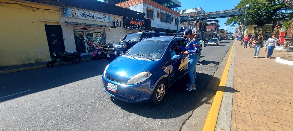 Caption para Facebook

#MovilidadSegura|Funcionarios del #INTTGuanare, desde la Carrera 5ta y la Av. Unda, orientan a los conductores sobre el uso correcto de los dispositivos de seguridad y el respeto a las normas de tránsito, con el fin de reducir los accidentes en el municipio