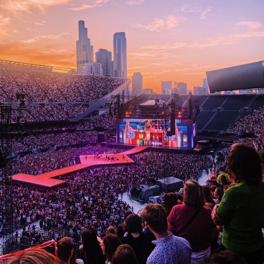 TSwiftUpdatesIT's tweet photo. 🏟️| In occasione della fine del "The Eras Tour" di Taylor Swift, volevo ripercorrere con voi tutti i momenti più belli e iconici di questi due anni.

THREAD 👇🏻❤️ https://t.co/Bjvkq7bMvC