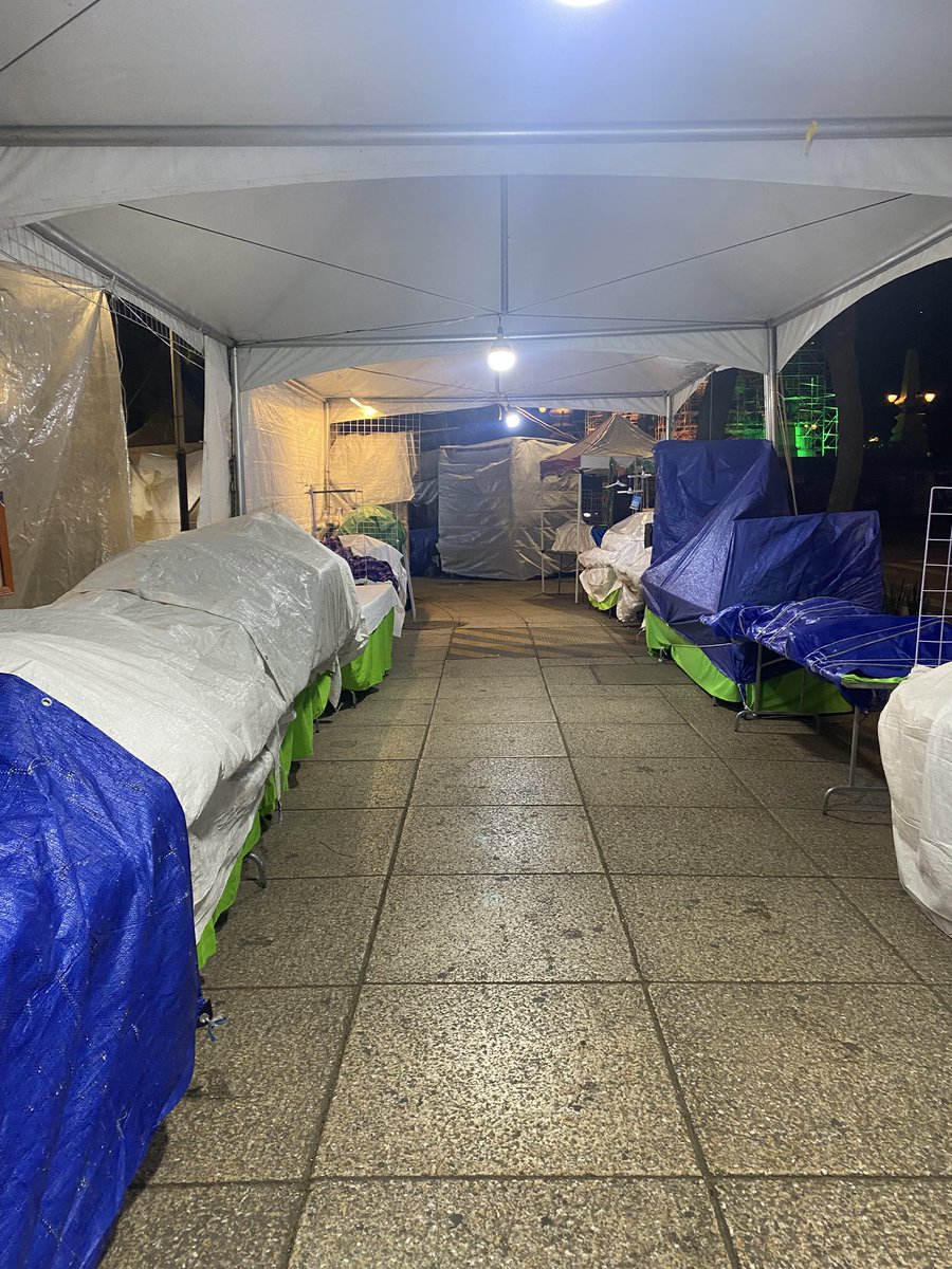 ¡Ah, qué maravilla de Navidad! El <a href="/GobCDMX/">Gobierno de la Ciudad de México</a> nos sorprende una vez más cumpliendo al pie de la letra todo lo que nos pide no hacer. Este Mercado en Reforma es el regalo perfecto para tod@s, ya que ahora podemos disfrutar de una caminata auténtica esquivando puestos y basura.