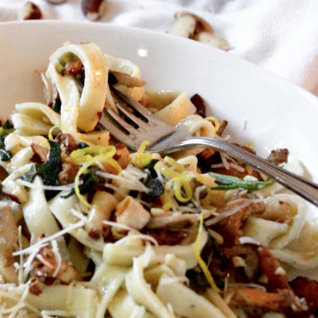 NutHealthOrg's tweet image. Add flavor, texture, and protein to your vegetarian pasta with tree nuts. #BrazilNuts pair perfectly with wild mushroom and sage in this easy recipe, transforming simple ingredients into a comforting and nutritious meal. Try it here: bit.ly/42Z254c #NutHealth