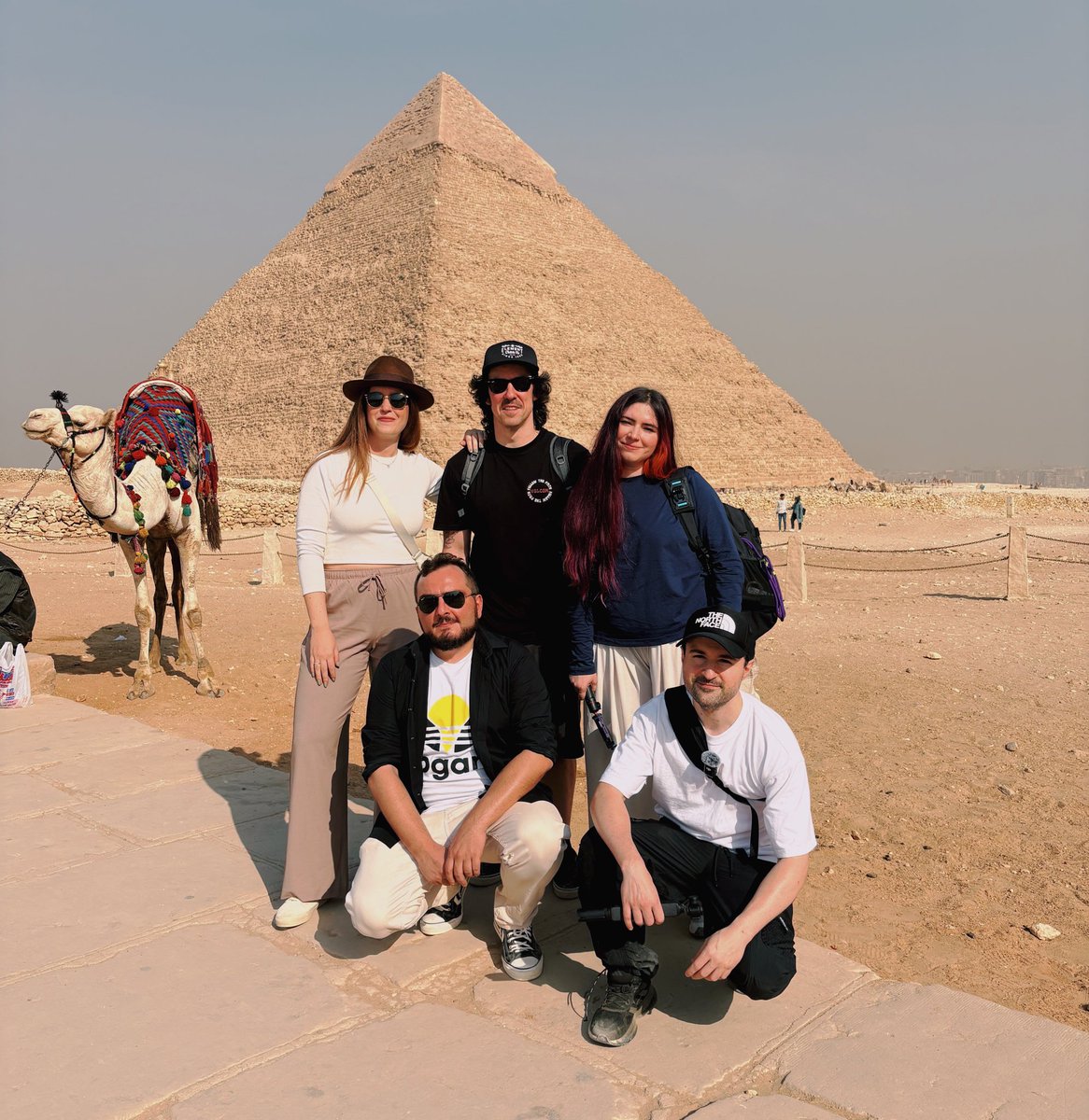 Gracias al camello por darle un toque especial a la foto grupal

la pirámide también está bien